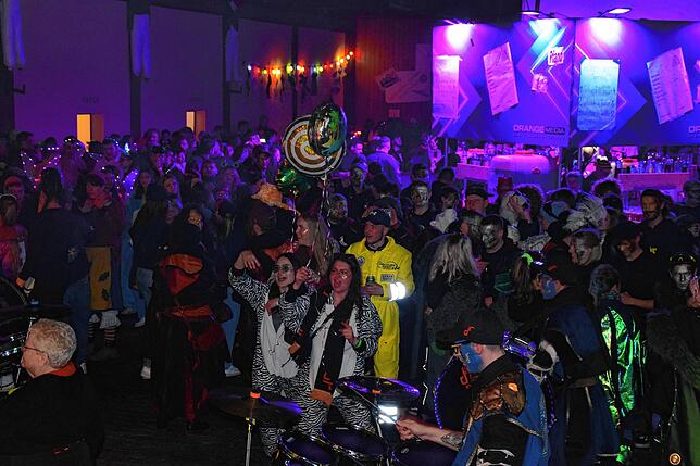 Bild 18: Gigantische Partynacht in Nöggenschwiel: 700 Guggenmusiker rocken mit DJs in drei Zelten!