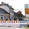 Nach dem Zugunfall wurde dieses Schild überklebt, es hatte den Lkw-Fahrer wohl dazu verleitet, über die Bahnlinie in eine Sackgasse zu ...