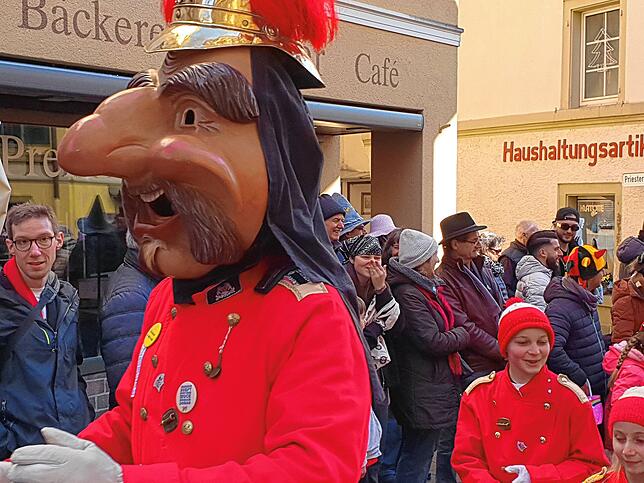 Bild 9: So bunt ist der Umzug beim großen Narrentreffen in Tiengen