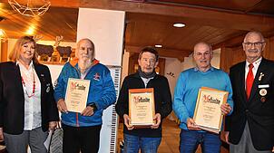 Ehrungen für 50-jährige Mitgliedschaft gehen an Manfred Stern, Viktor Bihl und Dieter Storz. Links Angelika Müller, rechts Wolfgang ...