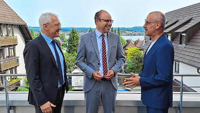 Gespräch auf der Dachterrasse mit Blick auf den Untersee Richtung Allensbach. Von links: Sparkassendirektor und Vorstandsvorsitzender ...