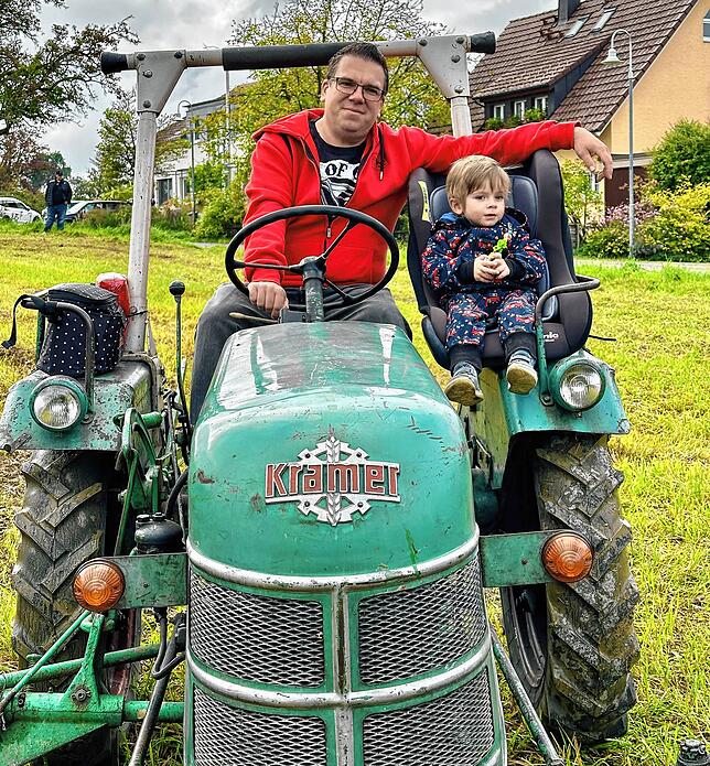 Vater Sven und Sohn Philipp Motz können gemeinsam mit ihrem Traktor fahren.