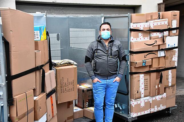 Maik Gregl vom Paketshop PaketStopGo in Rheinfelden bei Annahme einer neuen Anlieferung. Am Dienstag gab es einen Ansturm auf sein ...