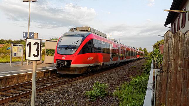 Die RB 17240 (im Bild die Bahnstation Murg) war am 11. August 2021 zwischen 7 und 8 Uhr die einzige Regionalbahn, die auf der ...