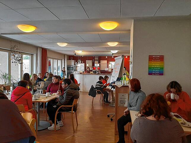 Der Treff für ukrainsche Geflüchtet findet jeden Freitag im Wohnzimmer des Mehrgenerationenhauses statt.