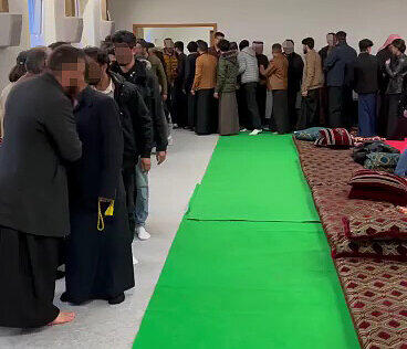 Nach dem ersten Friedensessen am 24. April in Gottmadingen küssten sich die zuvor verfeindeten syrischen Familienmitglieder gegenseitig ...
