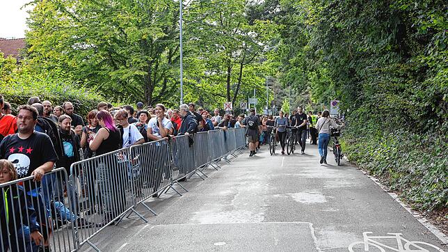 Bild 7: Tausende Fans kommen zu den Ärzten ins Bodenseestadion. Hier sind die Bilder des Abends