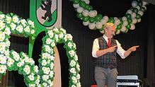 Für heitere Momente beim Neujahrsempfang 2024 in Brigachtal sorgt insbesondere Alleinunterhalter Sebastian Schnitzer.
