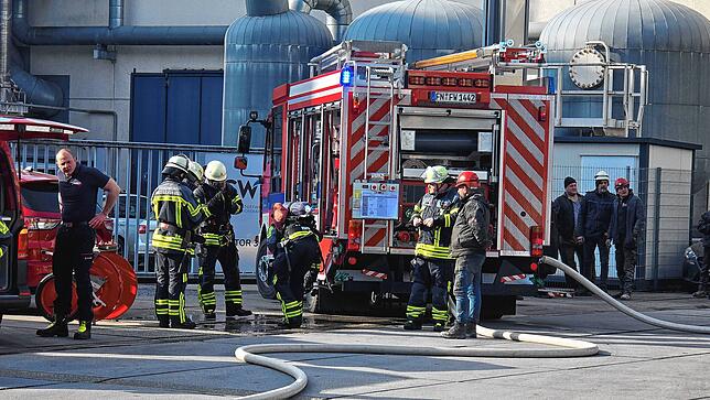 Einsatzkräfte der Feuerwehr in der Colsmanstraße, die mehrere Stunden für den Verkehr gesperrt war.