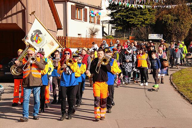 Fröhlicher Umzug durch Überlingen-Deisendorf am Schmotzigen Donnerstag