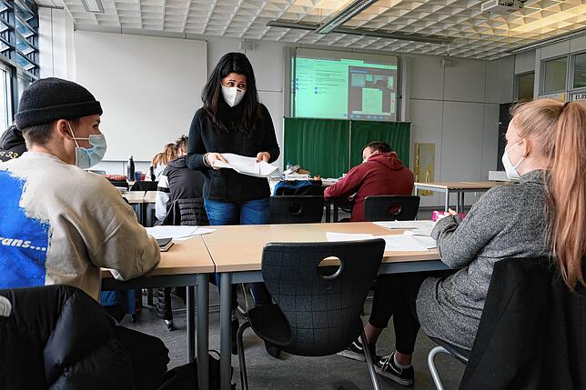 Um ihren Kurs gut auf das Abi vorzubereiten, nutzt Cristina Garcia alle Kanäle: von Arbeitsblatt über Telefon und Hybridunterricht bis ...
