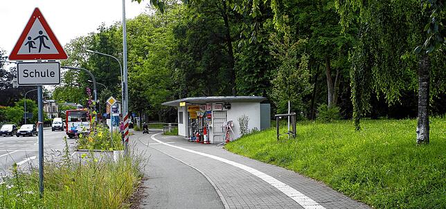 Kiosk-Pächter Branko Baumhardt wünscht sich, dass ein bis zwei Kurzzeitparkplätze (links im Bild) für die Kunden vorbehalten werden sollen.