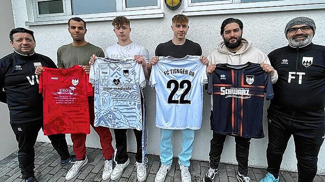Vier Neue für Neuling: Trainer Vincenzo Leggio (links) vom Aufsteiger FC Tiengen 08 freut sich mit Co-Trainer Ferat Tetik (rechts) über ...
