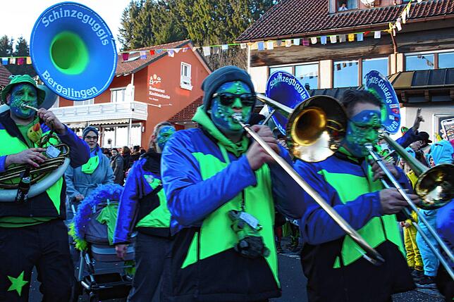 Gaben Vollgas bei der Herrischrieder Dorffasnacht: die Schinzeguggis aus Bergalingen.