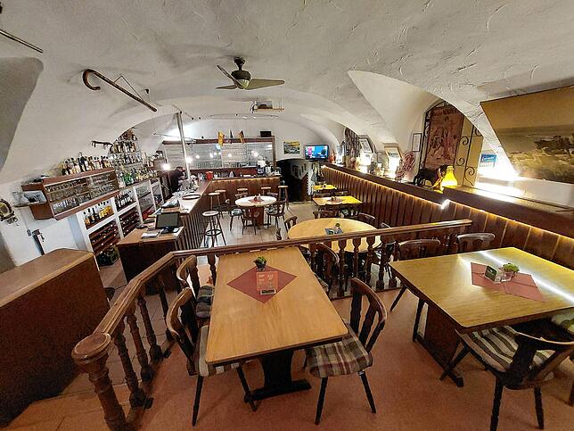 Das Restaurant hat auch im Gewölbekeller unterschiedliche Ebenen. Im Sommer aber lockt die großzügige Biergarten-Terrasse.