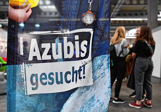 Bei der Ausbildung junger Menschen übernimmt die IHK hoheitliche Aufgaben und führt etwa Berufsprüfungen durch. Dieses Jahr sind noch ...
