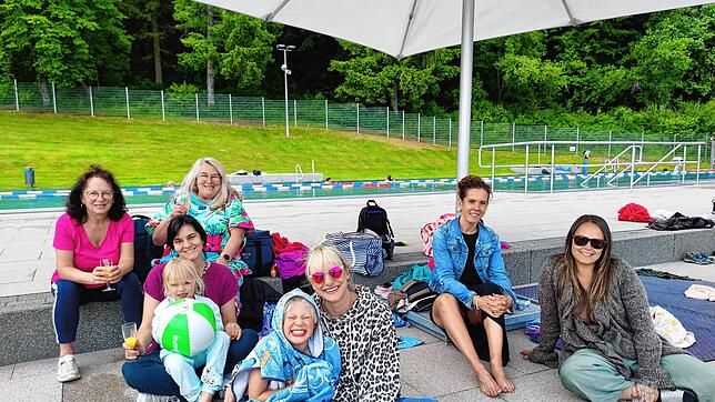 Zu den Stammgästen im Freibad gehört diese Freundesgruppe. Von links: Eli Merz, Sandy Kleiser mit Ella Urbanke, Heidi Kleiser, Jona ...