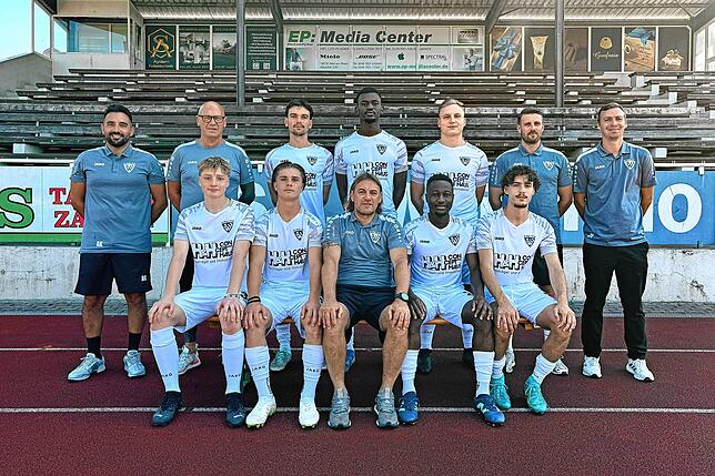 Neuzugänge des SV Weil (Hintere Reihe von links): Torwart-Trainer Aykut Kaya, Co-Trainer Thomas Schwarze, Cedric Heidenreich, Abdul Bah, ...