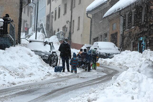 Bild 1: Es schneit und schneit: Schneepflüge und Schneeschieber haben in Bonndorf Hochkonjunktur