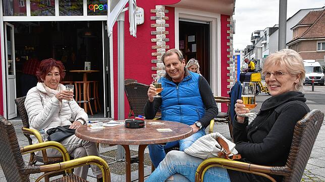 Knapp ist nach wie vor das Rheinfelder Gastro-Angebot. Im Public Pub am Friedrichsplatz freuen sich die Gäste aber darüber, mal wieder ...