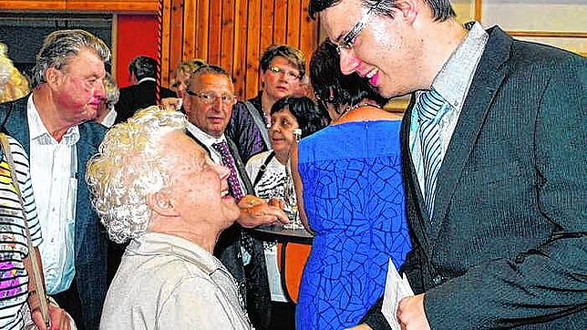 Thomas Stricker (rechts) nach seinem Weihegottesdienst in Etzach. Er ist neuer Kooperator der Seelsorgeeinheit Wald.