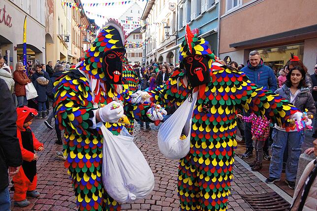 Hansele werfen Süßigkeiten aus und erfreuen damit unzählige Kinder.