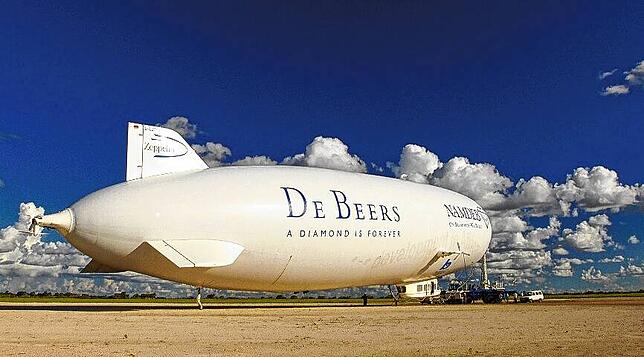 Die undatierte Aufnahme zeigt den Zeppelin im afrikanischen Botswana.