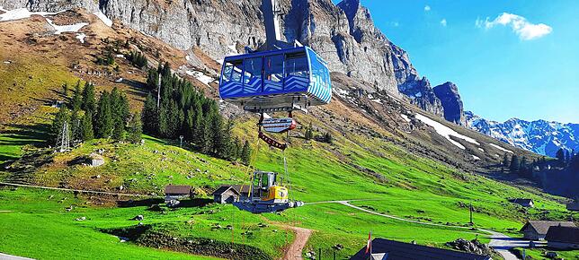 Hier hängt der Bagger, der aktuell noch auf der Baustelle steht, am Seilzug unter der Schwebebahn.