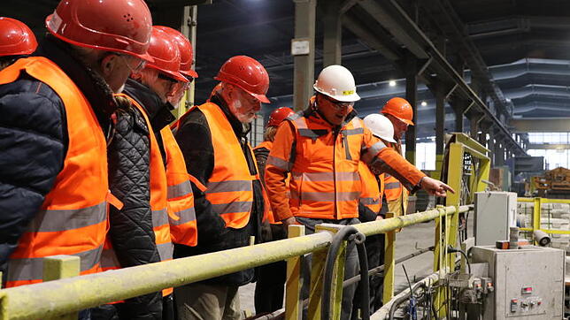 Geschäftsführer Markus Wild (weiße Kappe) zeigt Besuchern des Stockach-Aluminium-Werks die Produktion. Zwölf Teilnehmer waren vor Ort, ...