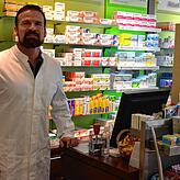 Apotheker Matthias Maunz verzichtet hinter Plexiglaus auf den Mundschutz, solange der noch Mangelware für seine Kunden ist.