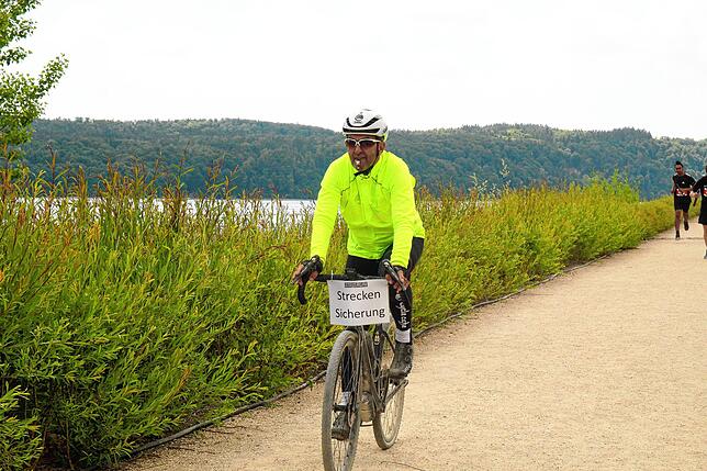 Streckenchef Hans-Peter Wibelt in grellem Gelb mit Trillerpfeife.