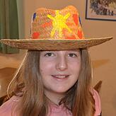 Lena hat den Hut auf, der am Fasnetsdienstag samt Strohpuppe verbrannt wird.