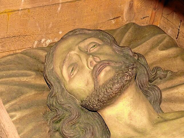 Weitgehend unversehrt ist die Christusfigur, die zum Heiligen Grab gehörte.