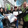 Kuchen für die Mitarbeiterinnen des Edeka Baur in Friedrichshafen (von links): Denise Dorner und Stefania Cristiano aus Oberteuringen ...