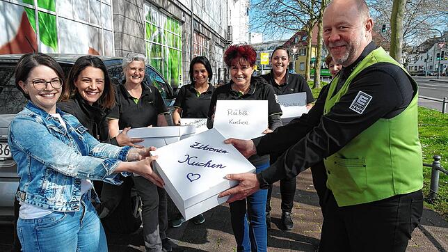 Kuchen für die Mitarbeiterinnen des Edeka Baur in Friedrichshafen (von links): Denise Dorner und Stefania Cristiano aus Oberteuringen ...