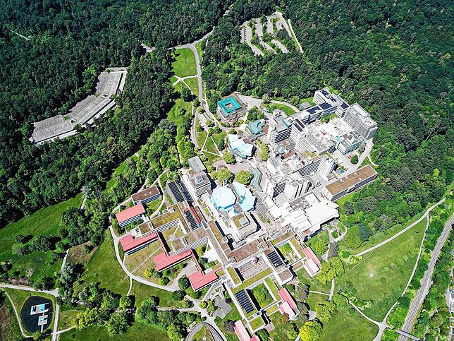 Campus der Universität Konstanz auf dem Gießberg. Im oberen Bildbereich sind links das Parkdeck Süd und rechts der Parkplatz Nord zu ...