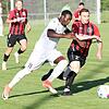 Jallow Saja vom FC Pfaffenweiler (links) im Laufduell mit dem Königsfelder Stefan Schwarzwälder. Aufsteiger Pfaffenweiler ist die große ...