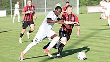 Jallow Saja vom FC Pfaffenweiler (links) im Laufduell mit dem Königsfelder Stefan Schwarzwälder. Aufsteiger Pfaffenweiler ist die große ...