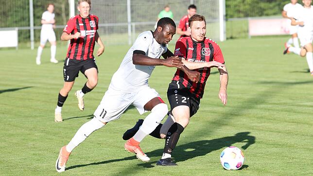 Jallow Saja vom FC Pfaffenweiler (links) im Laufduell mit dem Königsfelder Stefan Schwarzwälder. Aufsteiger Pfaffenweiler ist die große ...