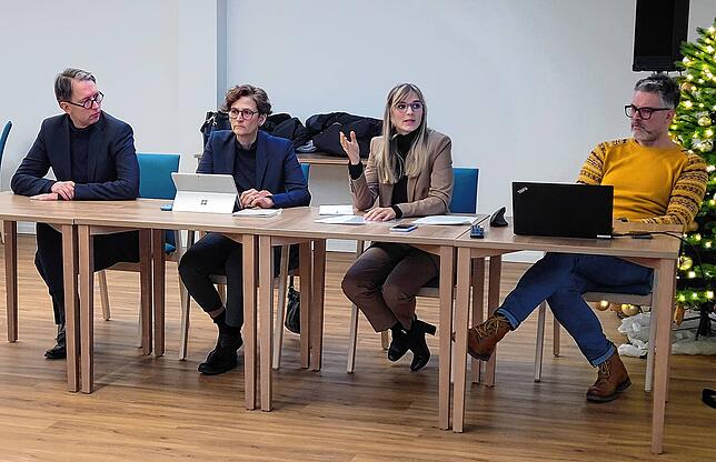 Architekt Daniel Binder sowie Angelique Augenstein, Nathalie Uhl und Michael Duffner von der Stadtverwaltung stellten sich den Fragen ...