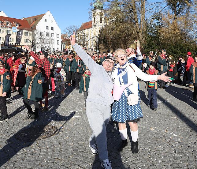 Bild 29: Tausende feiern beim Fasnachts-Umzug durch die Innenstadt
