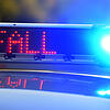 Auf einem Polizeiauto leuchtet der Warnhinweis auf eine Unfallstelle.
