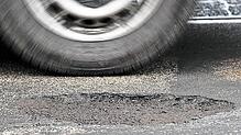 Mit dem Patch-Verfahren will man Schlaglöchern zu Leibe rücken. Foto: Rössler
