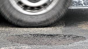 Mit dem Patch-Verfahren will man Schlaglöchern zu Leibe rücken. Foto: Rössler