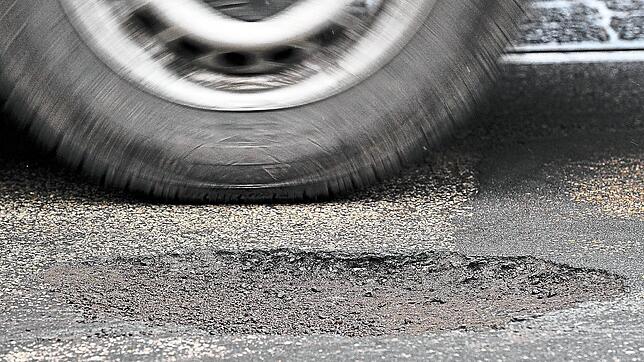 Mit dem Patch-Verfahren will man Schlaglöchern zu Leibe rücken. Foto: Rössler