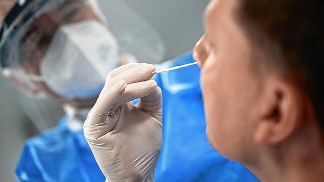 Medizinisches Personal führt einen Schnelltest durch (Symbolbild). In den Testzentren am Klinikum und beim Bodenseeforum sowie in ...