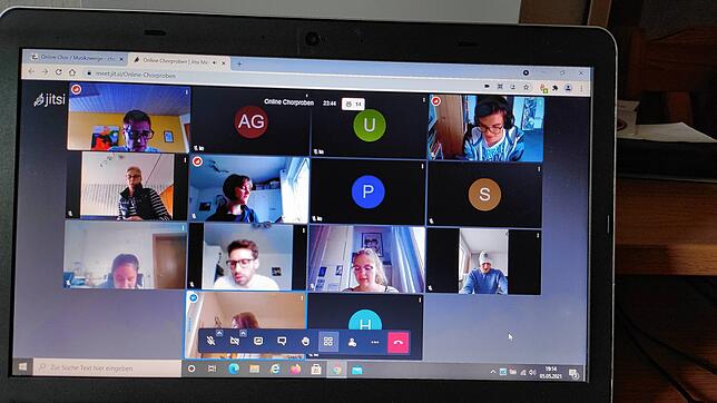 Hier probt der Erwachsenen-Chor Binzgen digital. Doch auch die ganz Kleinen werden hier vor den Bildschirmen unterrichtet.