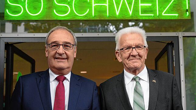 Ministerpräsident Winfried Kretschmann (rechts) und der damalige Schweizer Ministerpräsident Guy Parmelin bei einem Treffen im Oktober ...