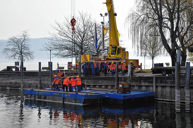 Bild 9: Bilder vom Zusammenbau einer Bohrplattform im Bodmaner Hafen