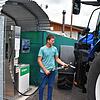 Der Landwirt Pascal Pletscher von der Müller Energie GmbH betankt in Thayngen an der ersten Bauernhof-Biogastankstelle der Schweiz den ...